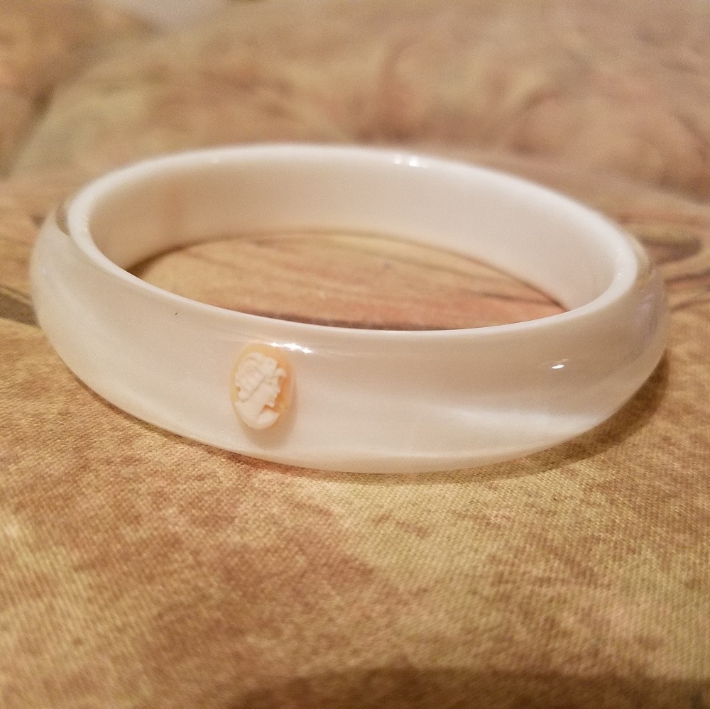 Pearly Cameo Bracelet